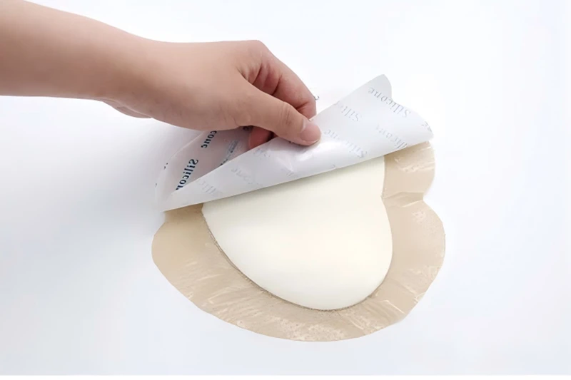 Curativo de espuma de gel de silicone sacral em forma de cora&ccedil;&atilde;o