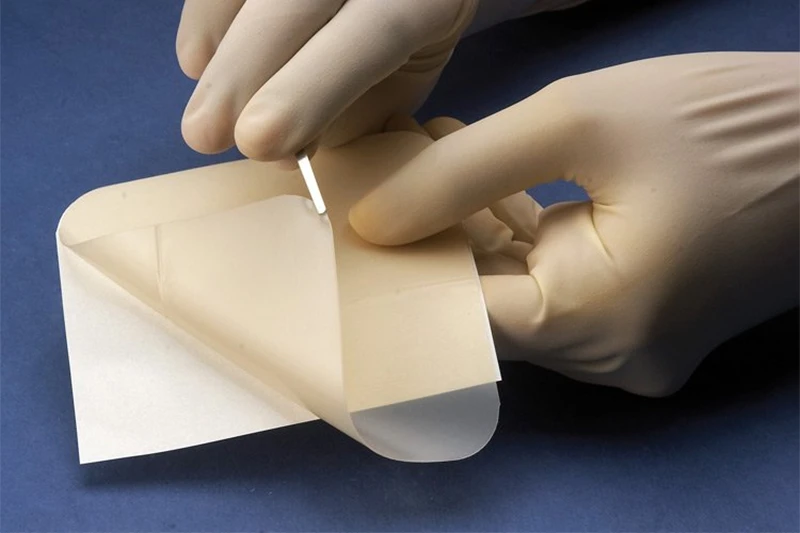 Curativo hidrocol&oacute;ide quadrado bege de alta absor&ccedil;&atilde;o